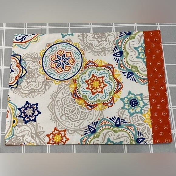 Set of 4) cloth placemats beautiful vibrant colors and a sturdy durable fabric - Picture 1 of 3